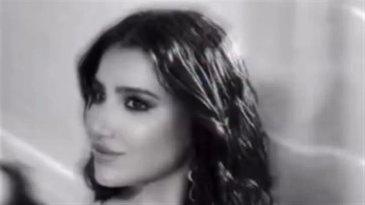 لقطات حصرية.. مي عمر ومحمد سامي في جولة سياحية بقلب أوروبا